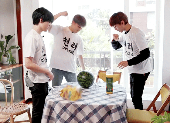 [잡담] 손으로 수박 깨는 아이돌 모음 | 인스티즈