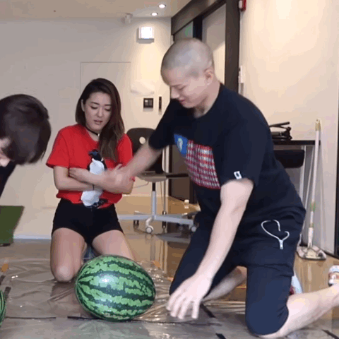 [잡담] 손으로 수박 깨는 아이돌 모음 | 인스티즈