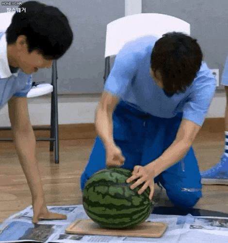[잡담] 손으로 수박 깨는 아이돌 모음 | 인스티즈