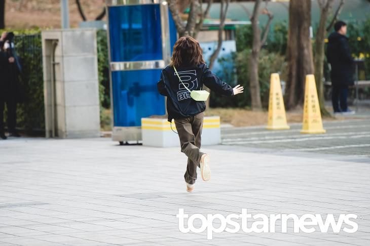 [잡담] 라디오 출근길때마다 기다리는 팬들보고 달려오는 웬디 사진이래 | 인스티즈