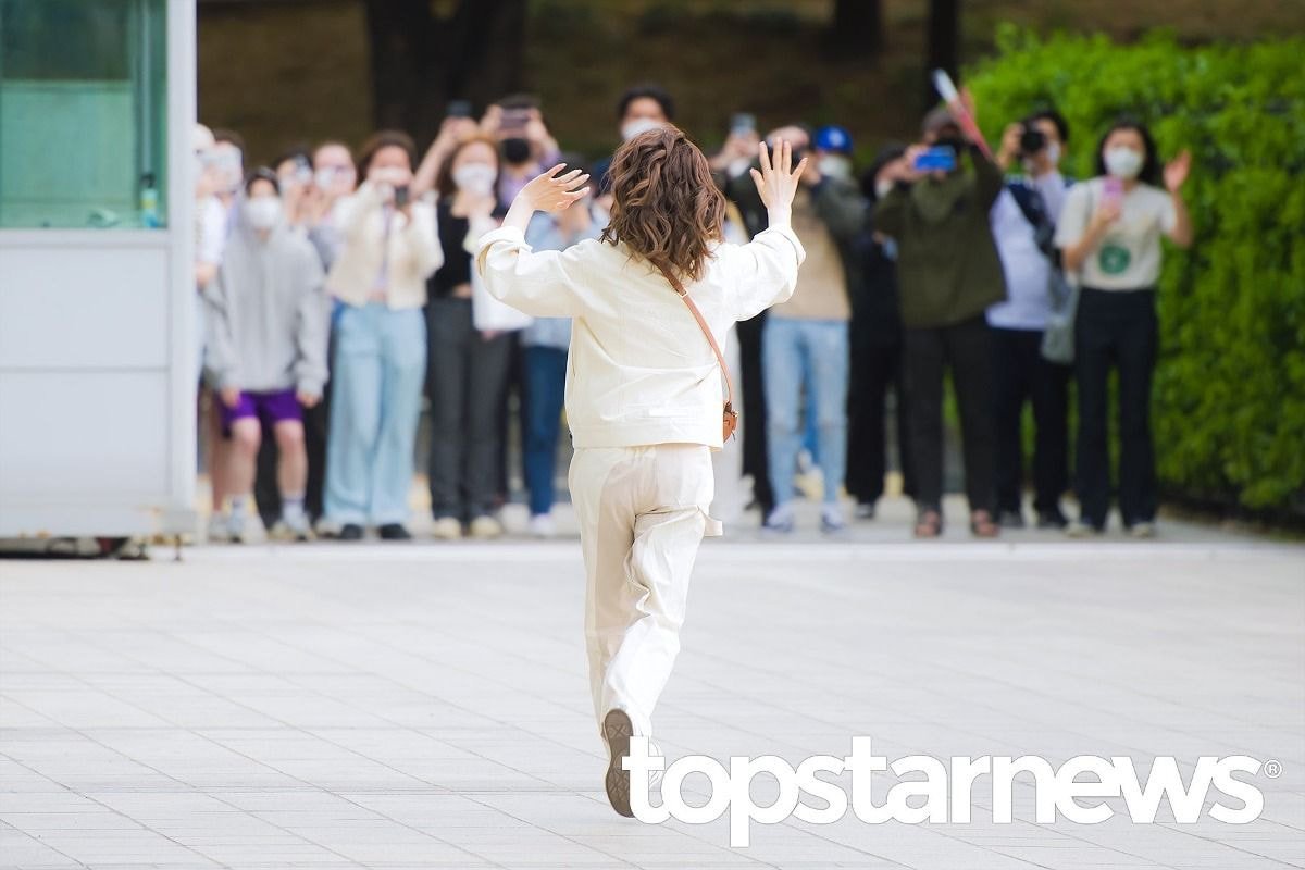 [잡담] 라디오 출근길때마다 기다리는 팬들보고 달려오는 웬디 사진이래 | 인스티즈