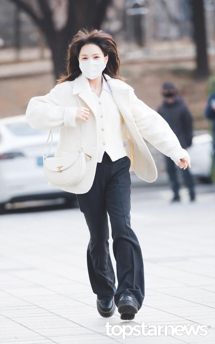 [잡담] 라디오 출근길때마다 기다리는 팬들보고 달려오는 웬디 사진이래 | 인스티즈