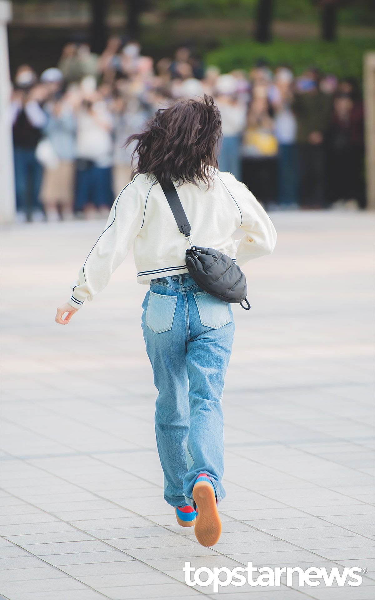 [잡담] 라디오 출근길때마다 기다리는 팬들보고 달려오는 웬디 사진이래 | 인스티즈