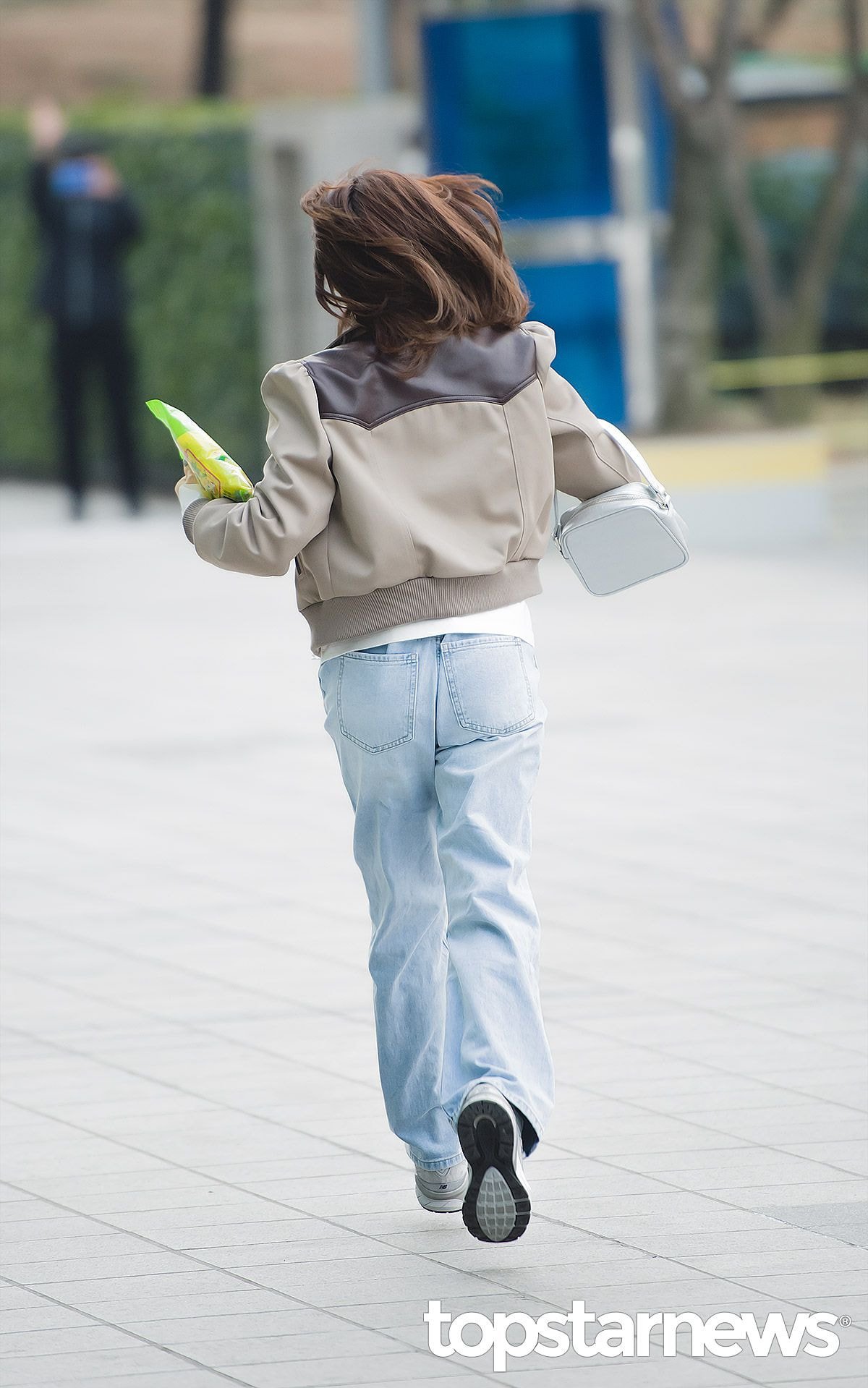 [잡담] 라디오 출근길때마다 기다리는 팬들보고 달려오는 웬디 사진이래 | 인스티즈