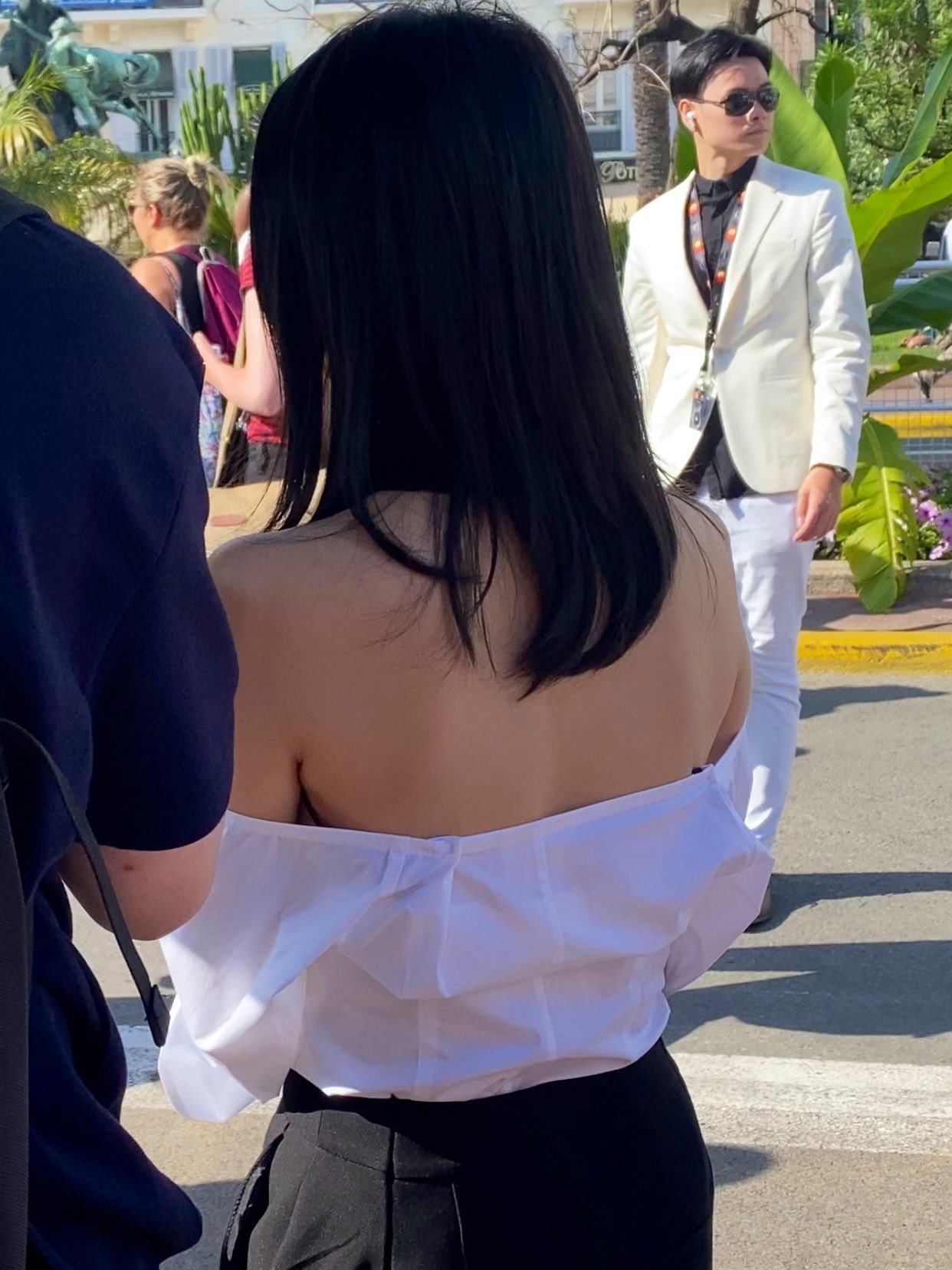 [잡담] 와 아이유 분위기 무엇? 칸에서 찍힌 목격사진 너무예쁘다+추가영상 | 인스티즈