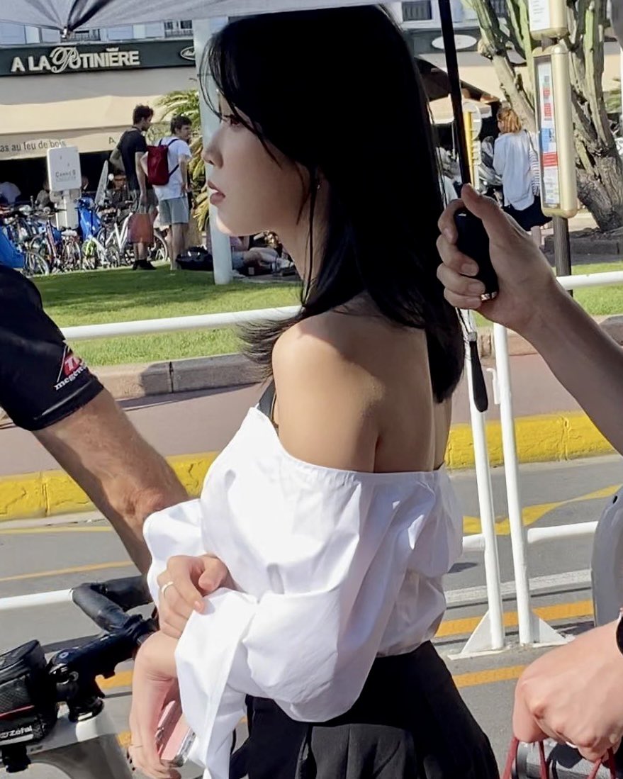 [잡담] 와 아이유 분위기 무엇? 칸에서 찍힌 목격사진 너무예쁘다+추가영상 | 인스티즈