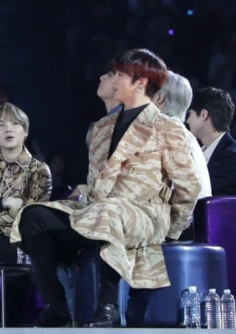 [잡담] 정국이랑 뷔 hbn 상받으니까 선배 티 내는거봐 | 인스티즈