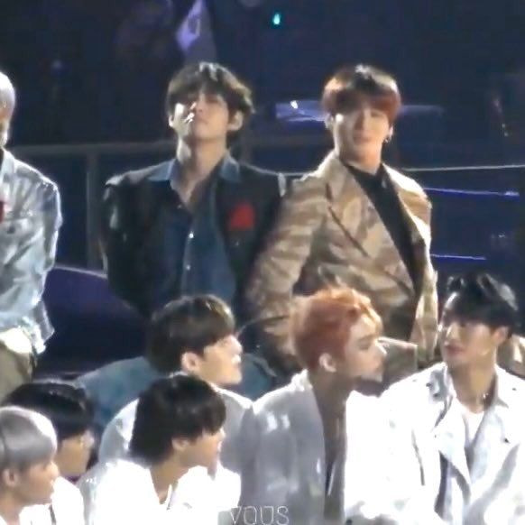 [잡담] 정국이랑 뷔 hbn 상받으니까 선배 티 내는거봐 | 인스티즈