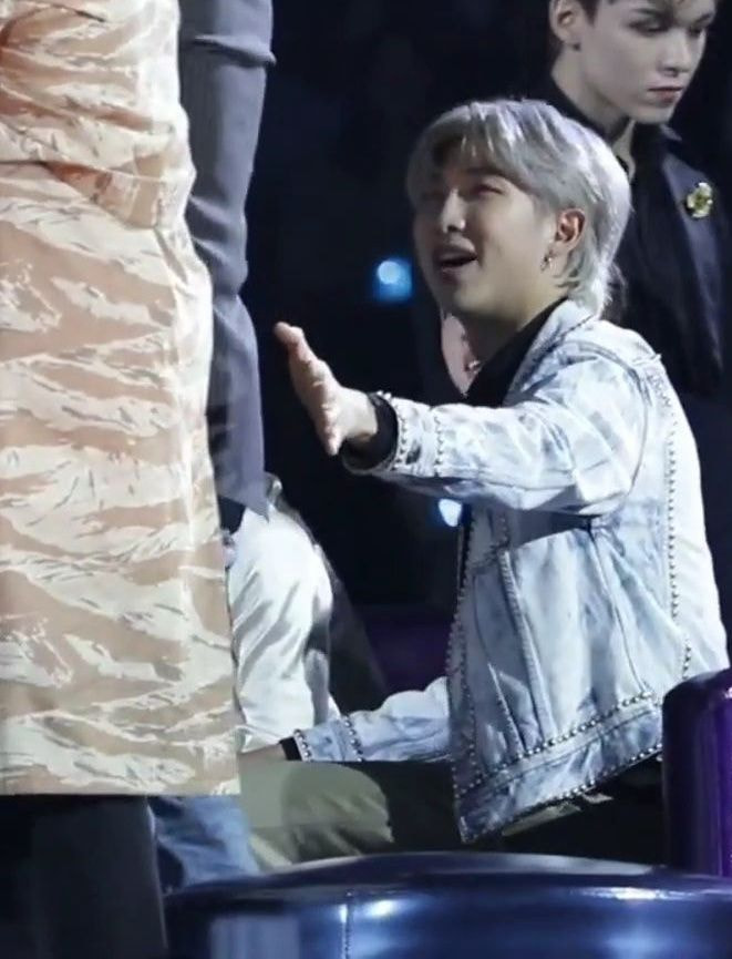 [잡담] 정국이랑 뷔 hbn 상받으니까 선배 티 내는거봐 | 인스티즈