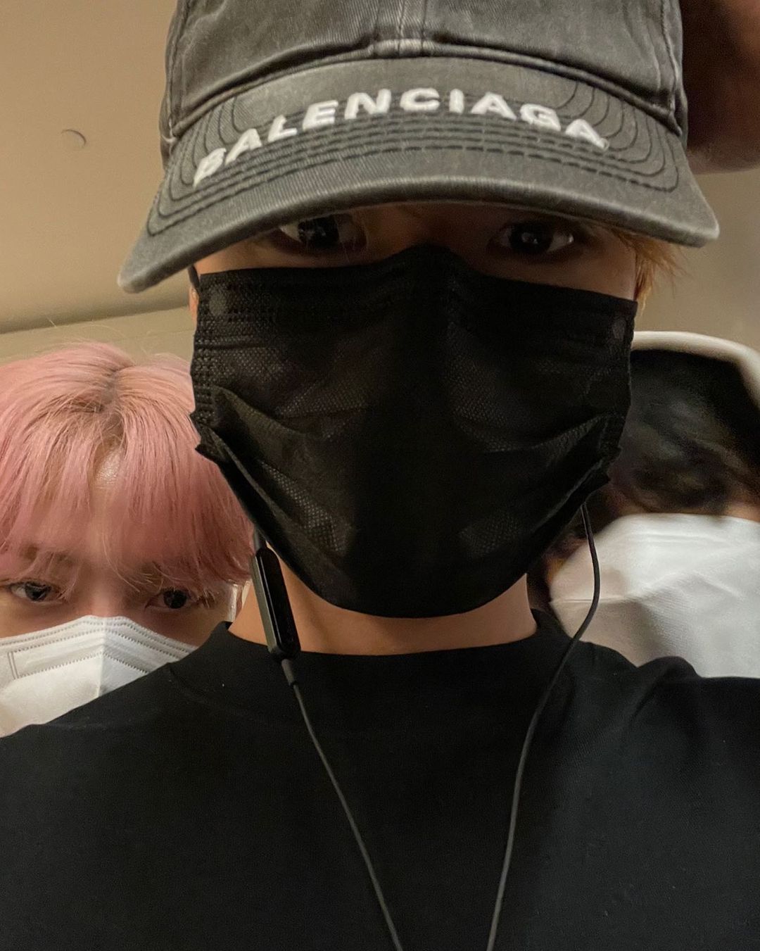 [잡담] 더보이즈 고양이 두마리와 너구리 한마리 | 인스티즈