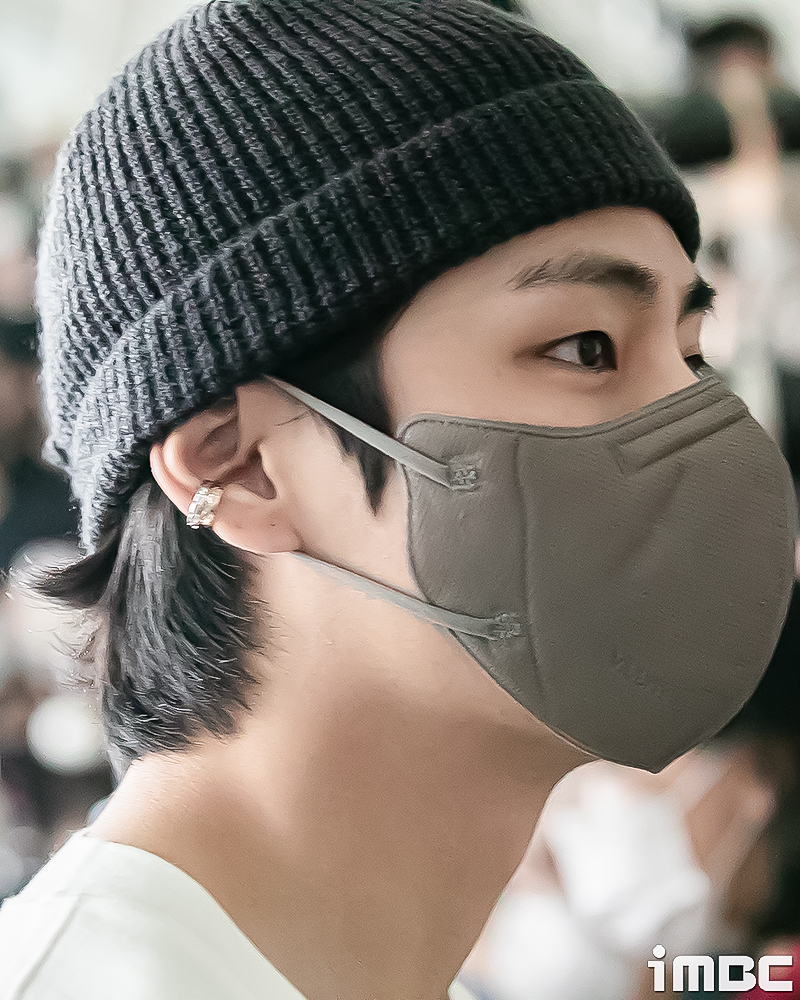 [잡담] 뷔 귀걸이 아픈건 아닌건가 | 인스티즈