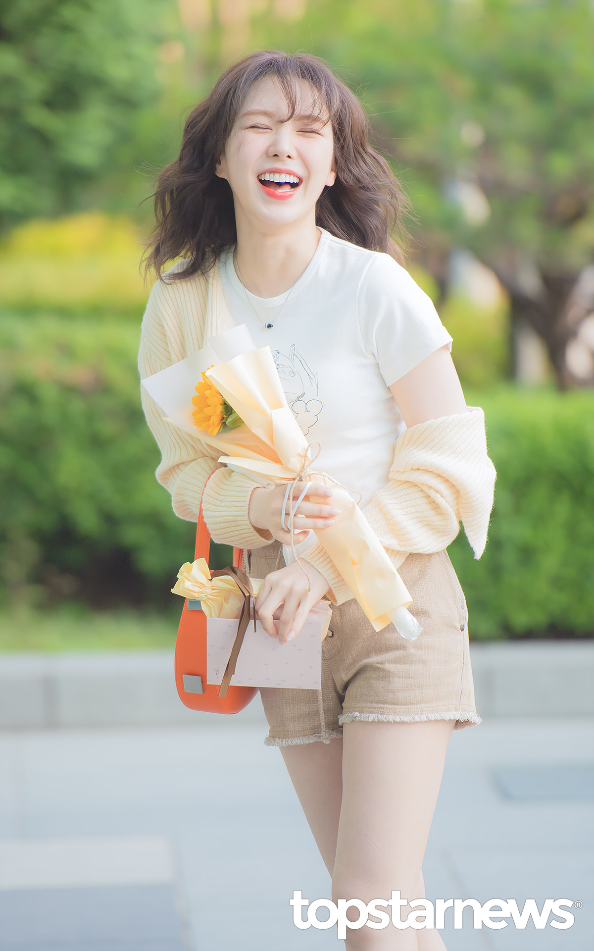 [잡담] 요즘 웬디 출근길 사진 보는거에 빠짐 착장도 예쁘고 너무 사랑스러워.. | 인스티즈