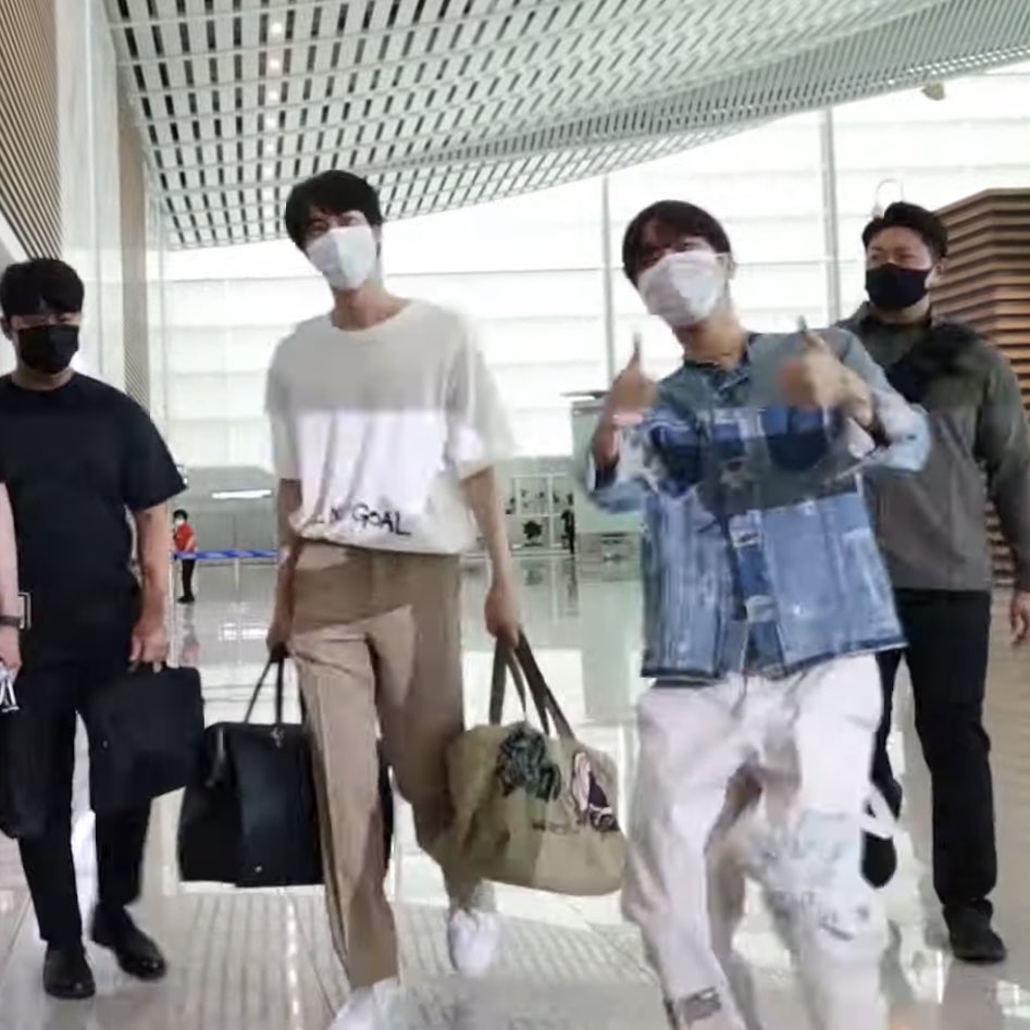 [잡담] 방탄 가위바위보 해서 가방 들어주기 하는거 너뭌ㅋㅋㅋㅋㅋㅋ | 인스티즈