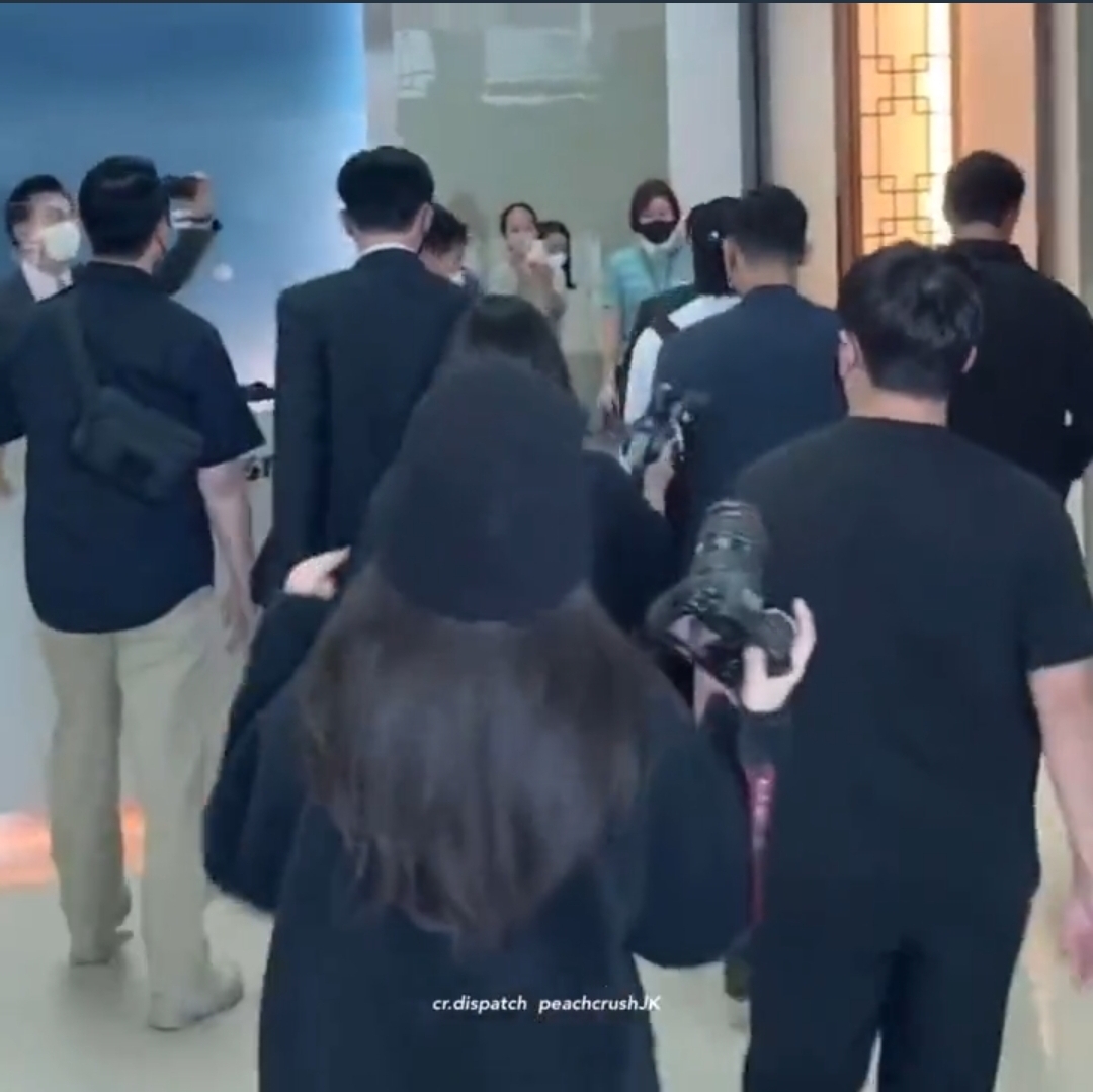 [잡담] 같이 출국하시는 어르신들 다 방탄 정국 찍고 계심ㅋㅋㅋㅋ | 인스티즈