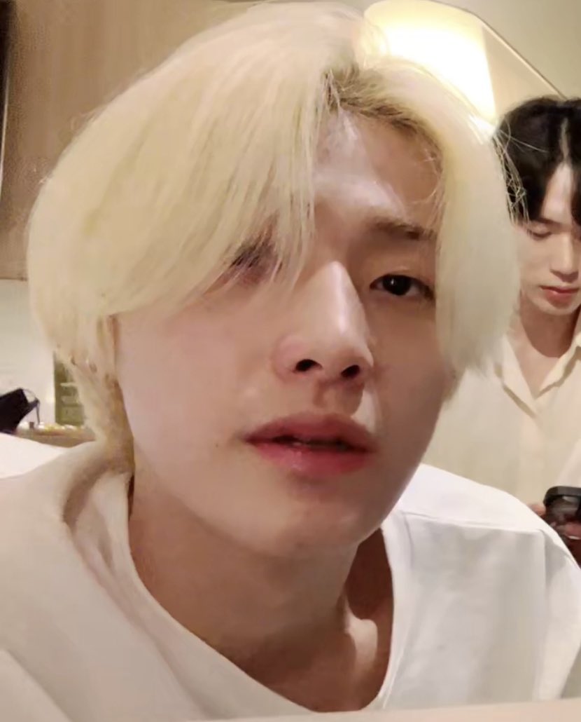 [잡담] 최애 강경장발단이었는데 어제 머리 자르고 첫브이앱 이후로 돌아섰음 | 인스티즈