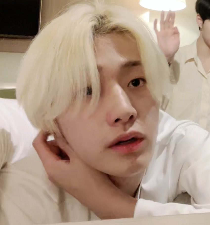 [잡담] 최애 강경장발단이었는데 어제 머리 자르고 첫브이앱 이후로 돌아섰음 | 인스티즈