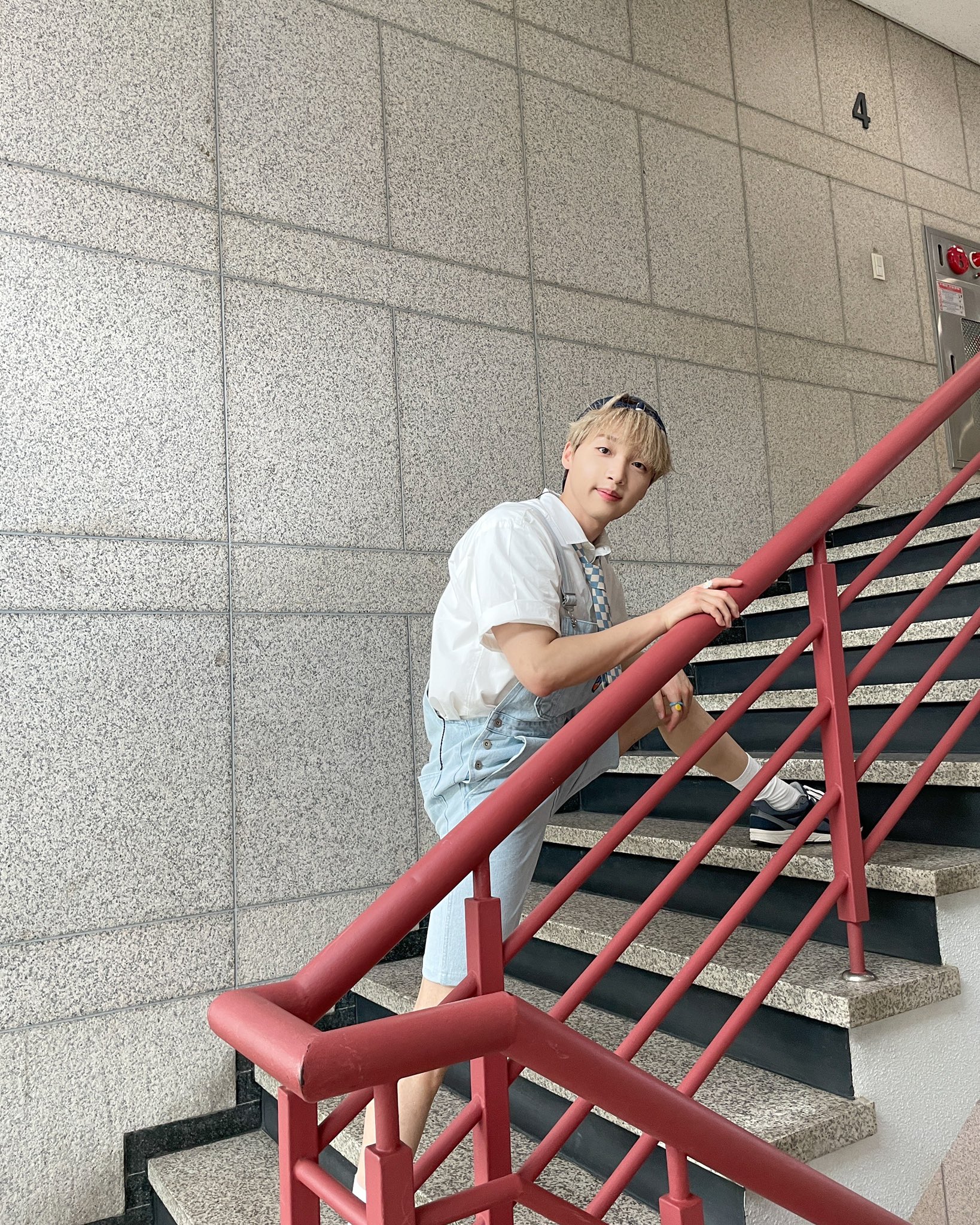 [잡담] 어떻게 계단샷이 하나부터 열까지 다 범상치 않냐 | 인스티즈