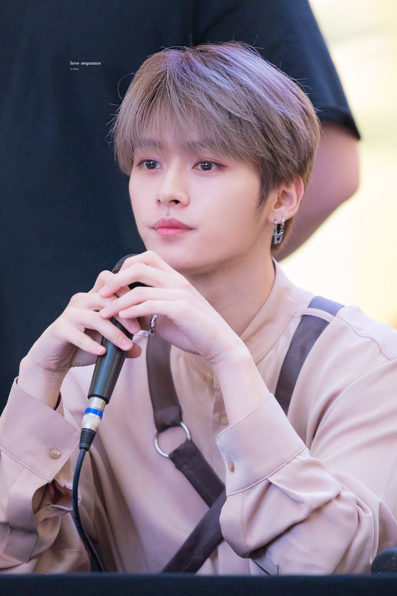 [잡담] 리노가 이 의상 한 번만 다시 입어줬으면 좋겠다 | 인스티즈