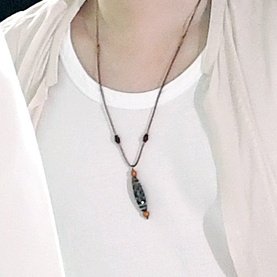 [잡담] 아미친 만윤기 데뷔전부터 차고 다니던 목걸이래 | 인스티즈