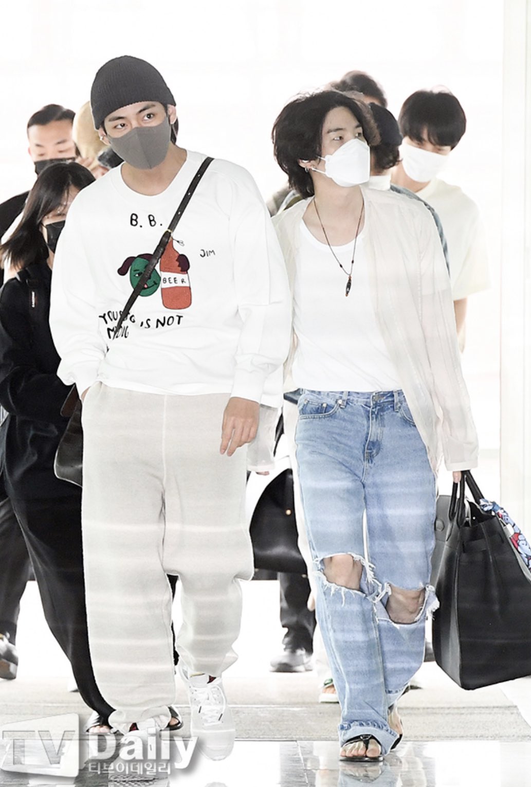 [잡담] 오늘자 사람 미치게하는 슈가 착장 | 인스티즈