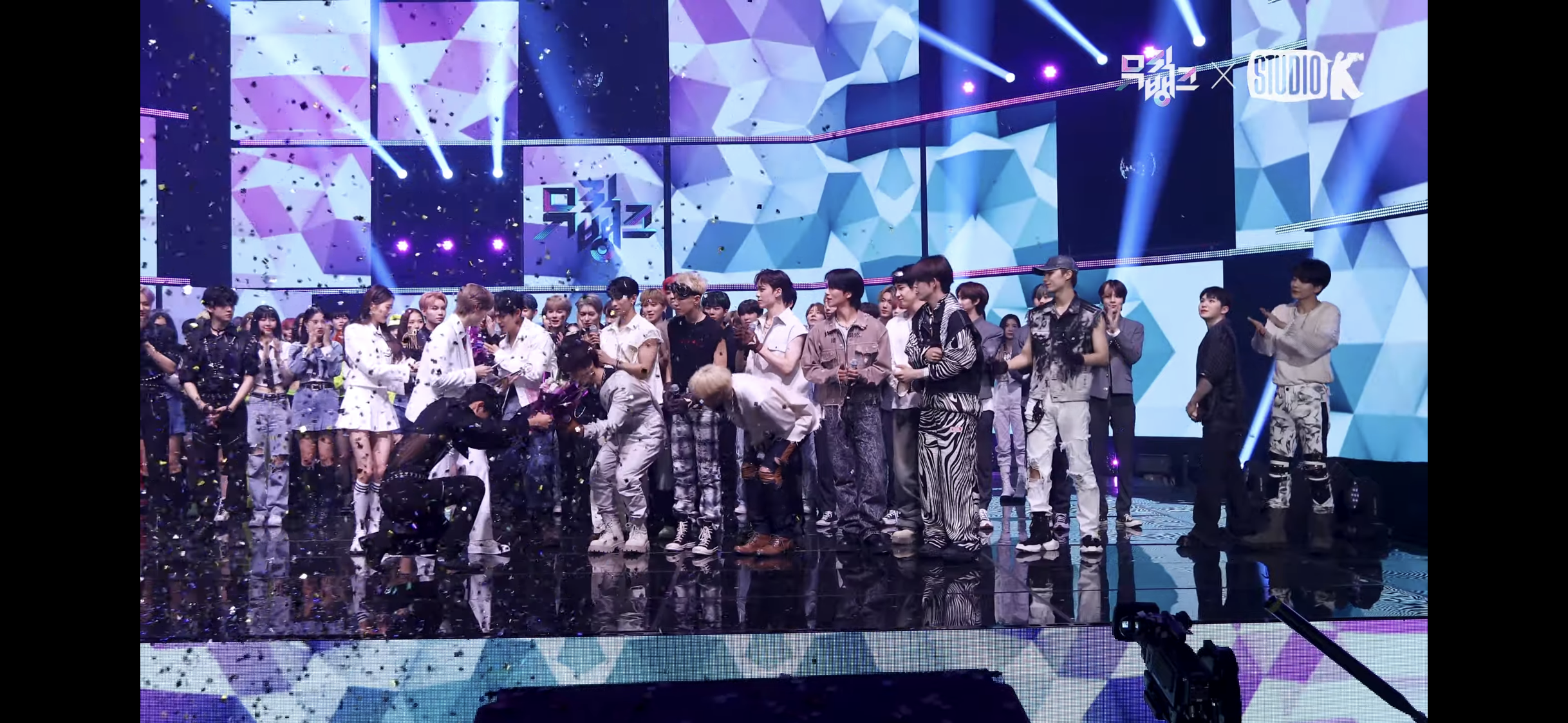 [잡담] 세븐틴 디노한테 꽃다발 주는 아이돌 누구얔ㅋㅋㅋㅋㅋ | 인스티즈