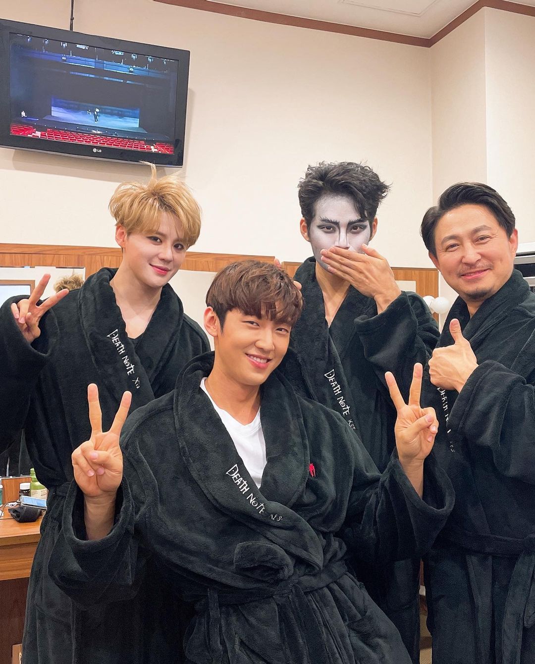 [잡담] 시아준수 데스노트 대기실 사진인데 너무 혼자 아이돌ㅋㅋㅋㅋㅋㅋ | 인스티즈