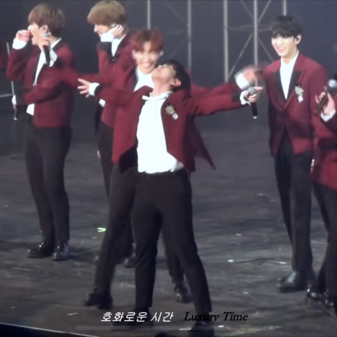 [잡담] 이번에 세븐틴 콘서트하면 호시 이러고 30분은 있을 것 같음 | 인스티즈