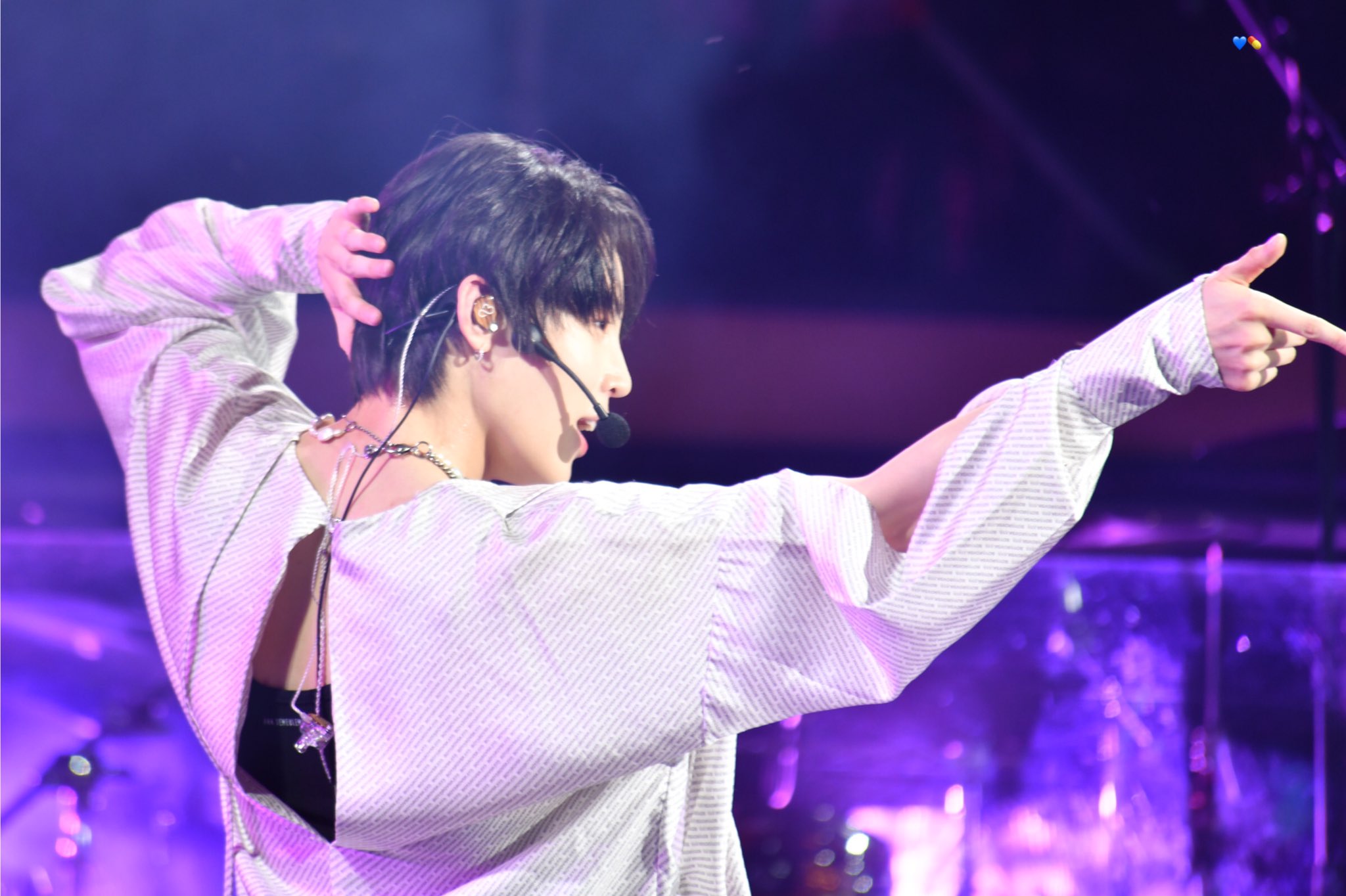 [잡담] 하성운 등이 .. 파였어? 근데 팔도 .. 열려? 거기에 진주 목걸이 ..? | 인스티즈