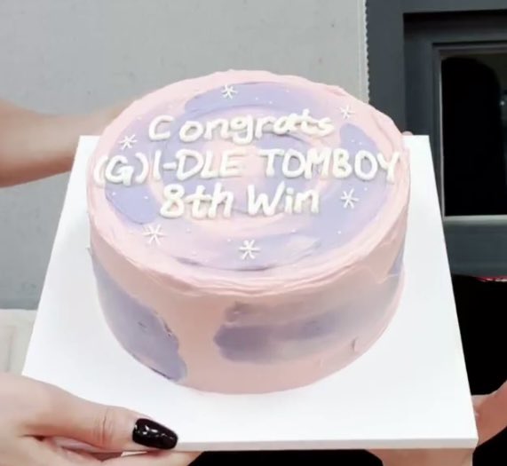 [잡담] 큐브에서 오늘 아이들 톰보이 1위해서 케이크 해줫서 | 인스티즈