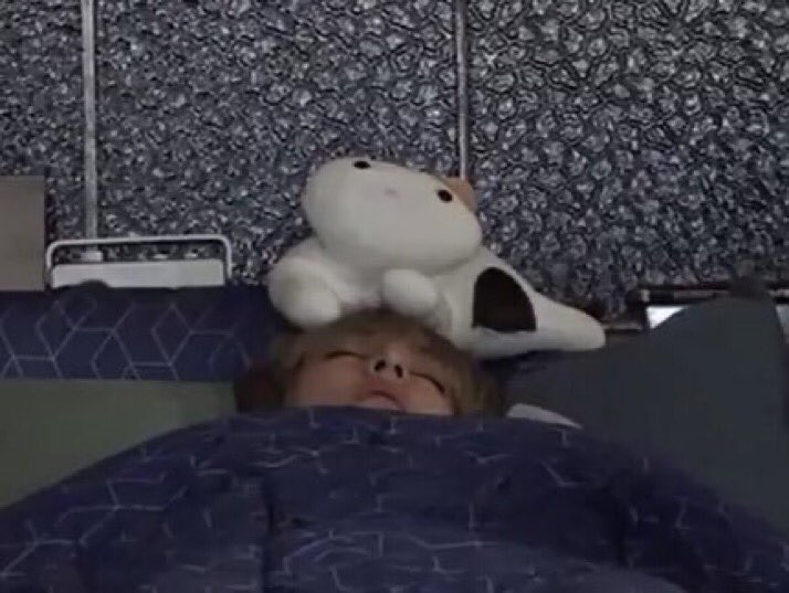 [잡담] 촬영하다 잠든 방탄 뷔 | 인스티즈