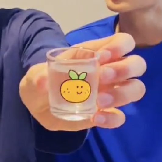 [잡담] 소주잔마저 귤인 이 남자… | 인스티즈