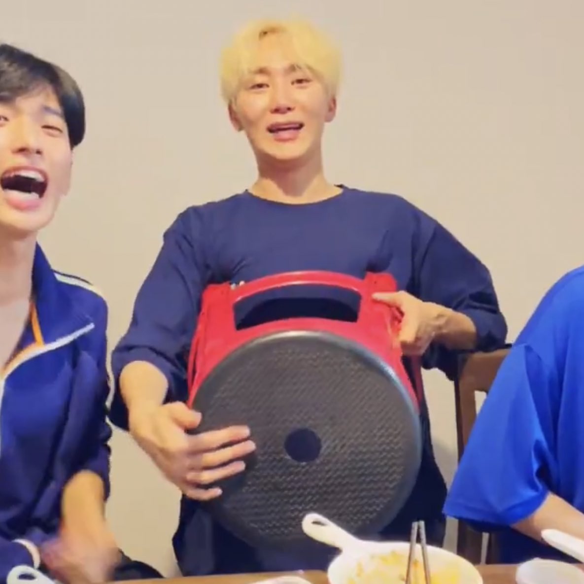 [잡담] 아니 세상에 숙소에 포차용 의자가 있는 아이돌이 어딨냐고 | 인스티즈