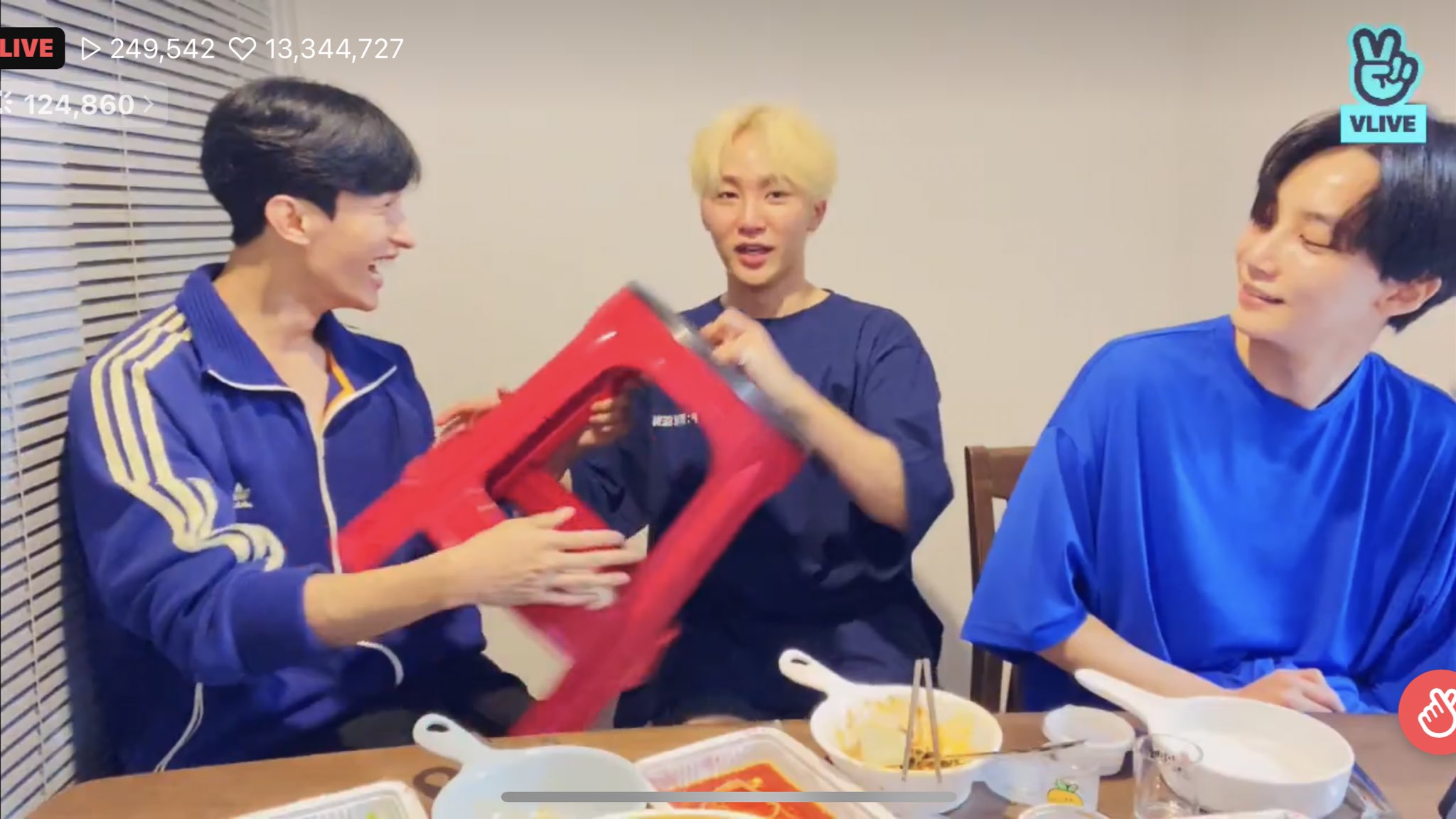 [OnAir] 세븐틴 숙소에는 이 의자가 도대체 왜 있는 걸까 | 인스티즈