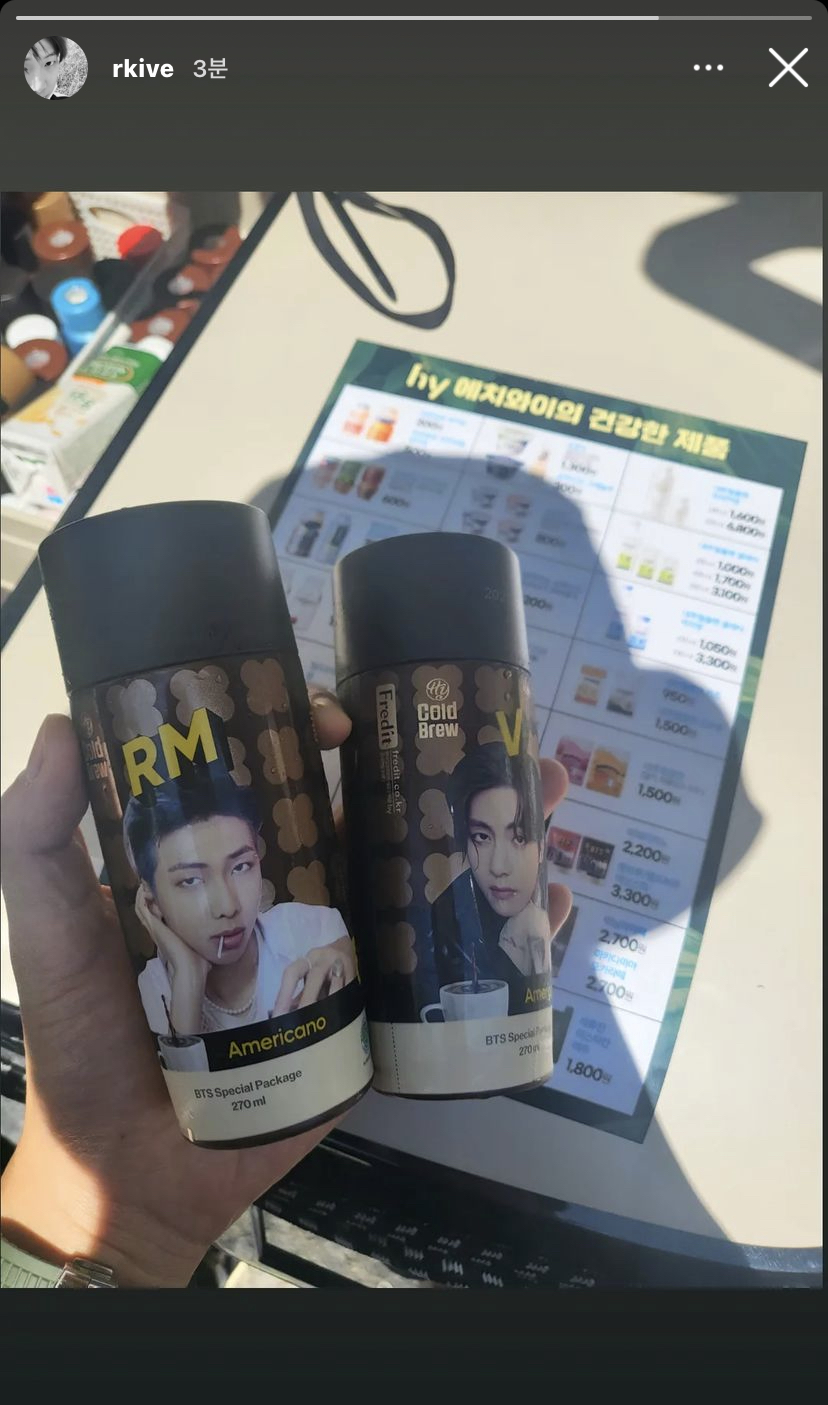 [잡담] ㅋㅋㅋㅋㅋ아 김남준 야쿠르트 차에서 자기 얼굴 박힌 커피 산거 갸웃기네ㅋㅋㅋㅋㅋㅋㅋㅋ | 인스티즈