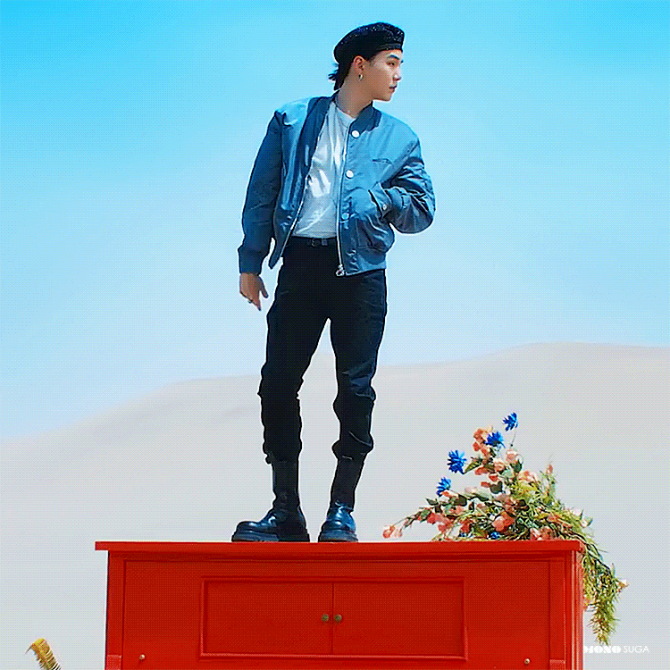 [잡담] 아 진짜 방탄 슈가 착장이랑 뒤에 배경까지 다 너무 이뻐 | 인스티즈