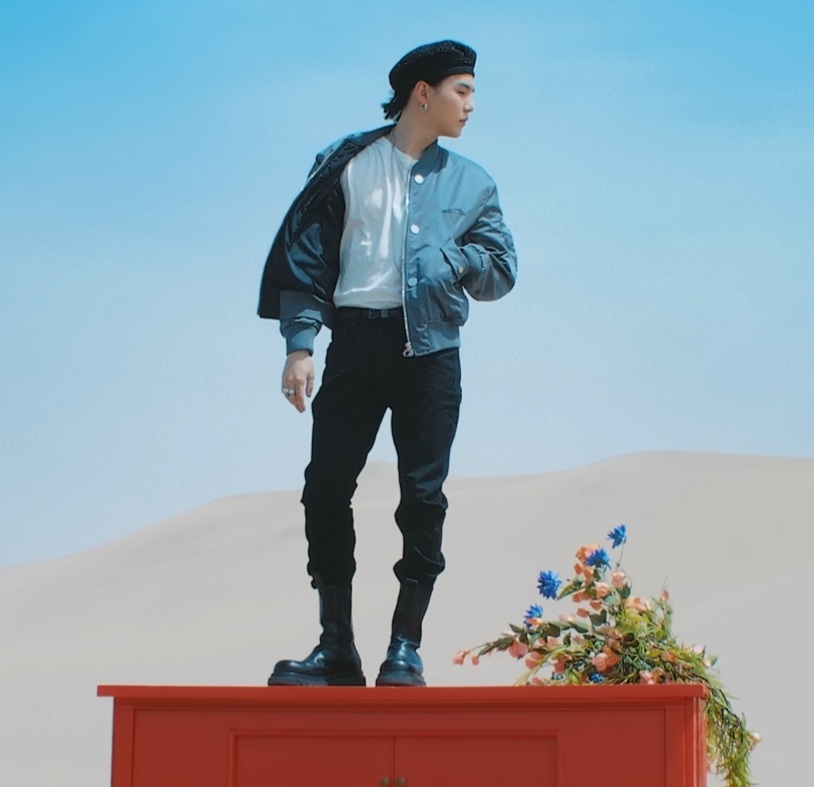 [잡담] 방탄 슈가 ,, 핏된 바지 입었다고 이렇게 좋을 수 있는 거임 ,, ? | 인스티즈