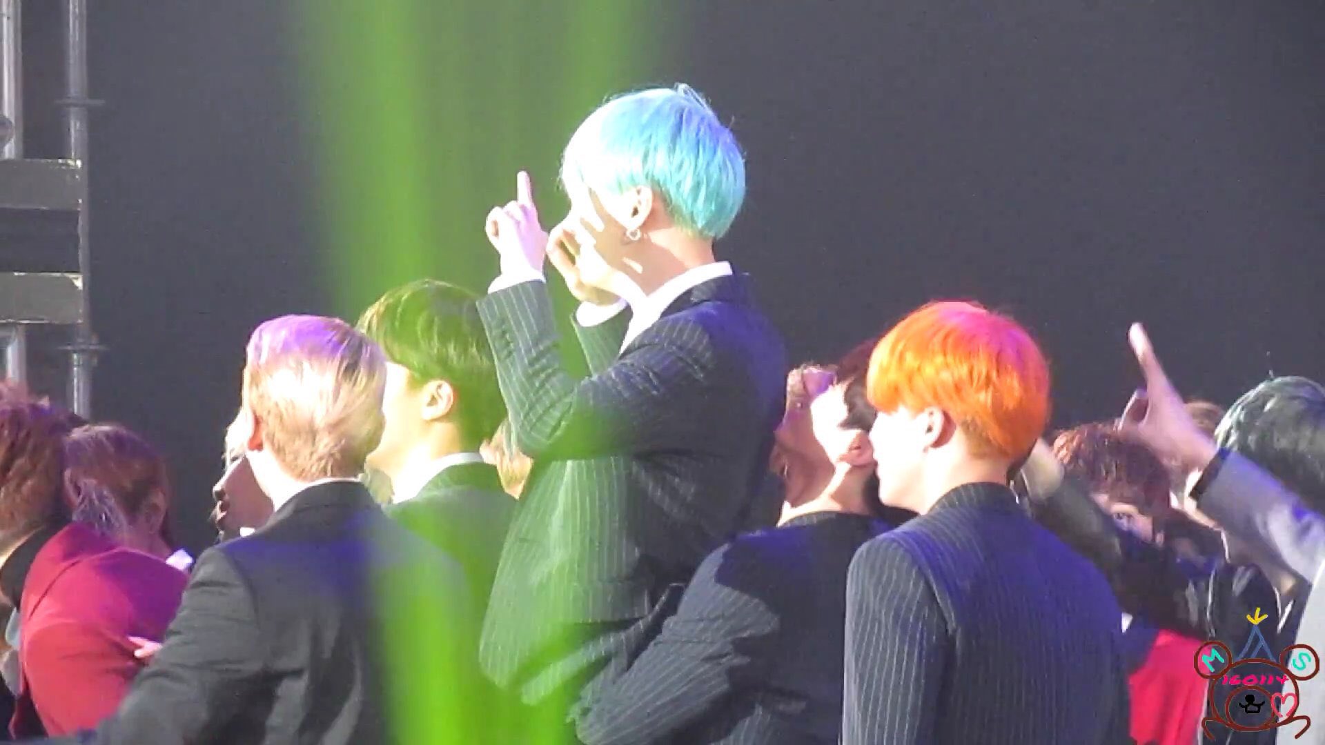 [잡담] 방탄 정국 슈가가 사진 찍을 때 뛰니까 뒤에서 들어줌 | 인스티즈