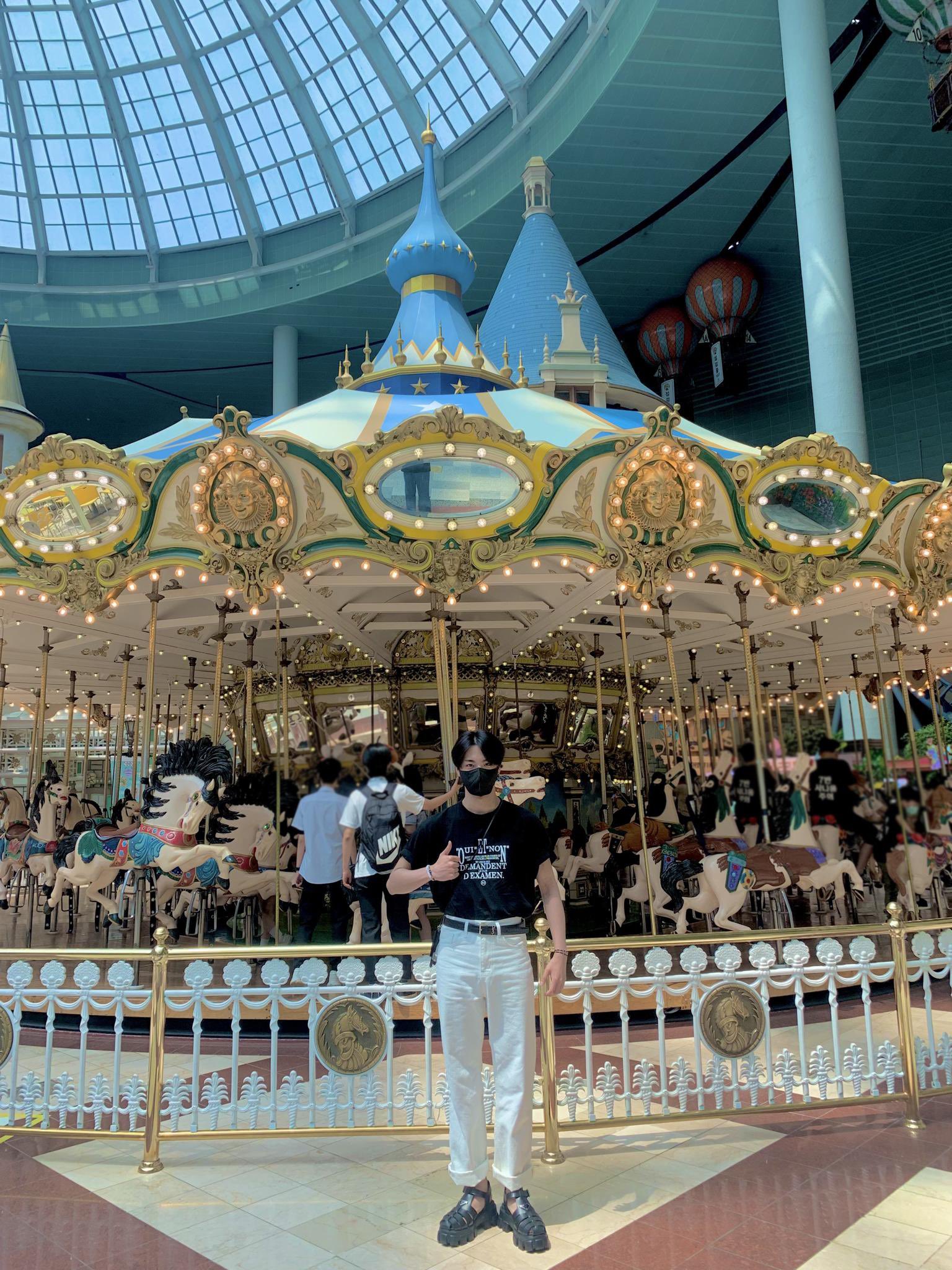 [잡담] 누가 목마앞에서 사진을 이렇게찍나요 | 인스티즈