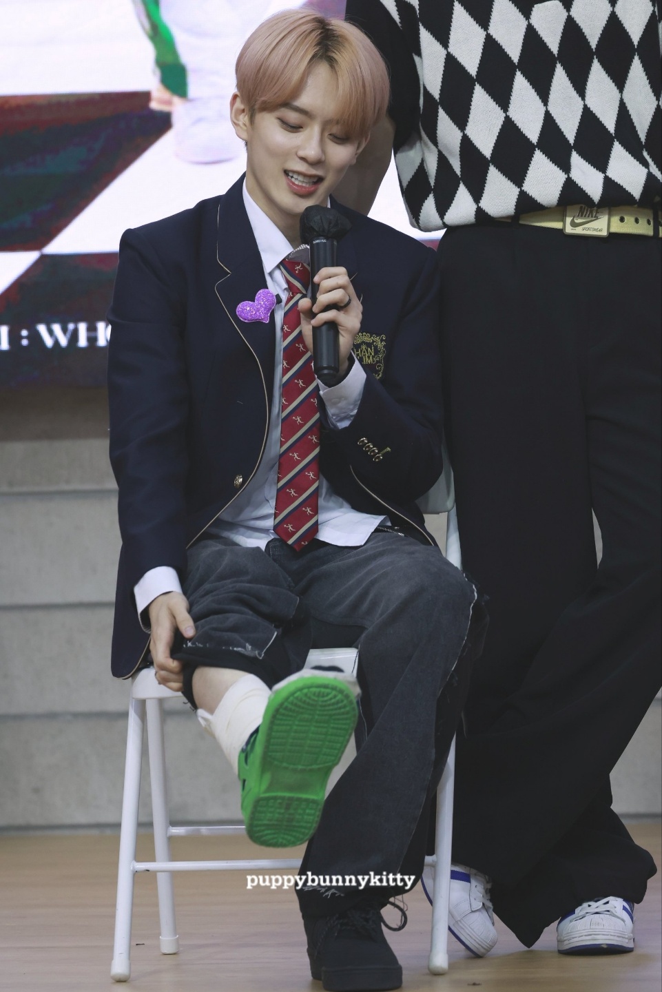 [잡담] 베리베리 강민 다리 다쳐서 인사할때 중심잃었었는데 산하님이 | 인스티즈