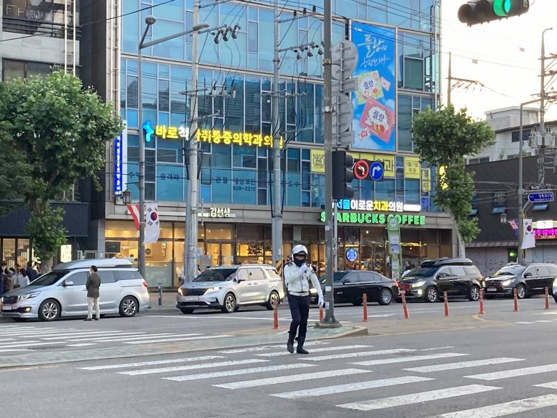 차타고 어디 가고있는데 신호가 안바껴 알고보니 대통령이 빵산다고 유명빵집앞 도로 신호통제 교통통제하고 있음 어떨거 같음? | 인스티즈