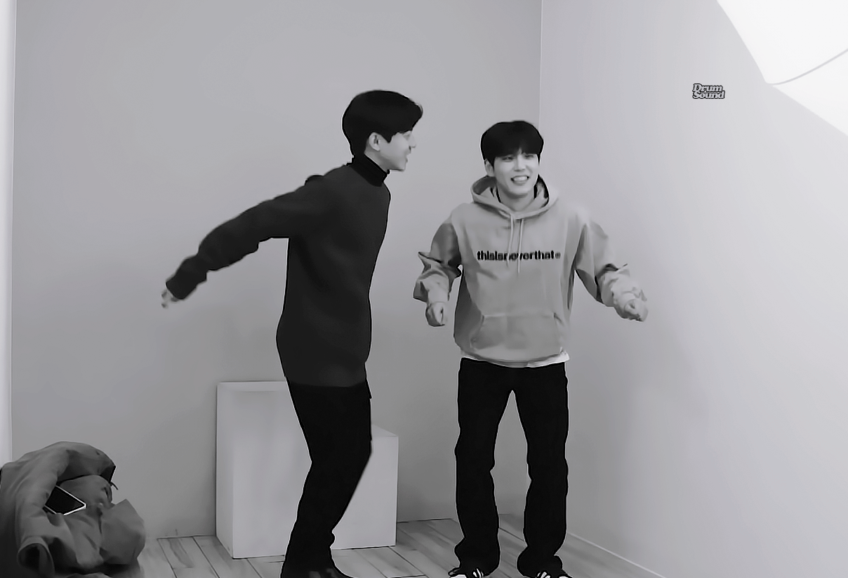 [잡담] 데식 원필이랑 도운 셀프사진관 가서 둘이 사진 찍은 거 개귀여워 | 인스티즈