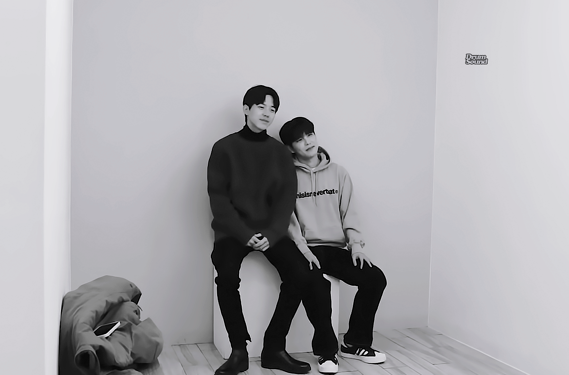 [잡담] 데식 원필이랑 도운 셀프사진관 가서 둘이 사진 찍은 거 개귀여워 | 인스티즈