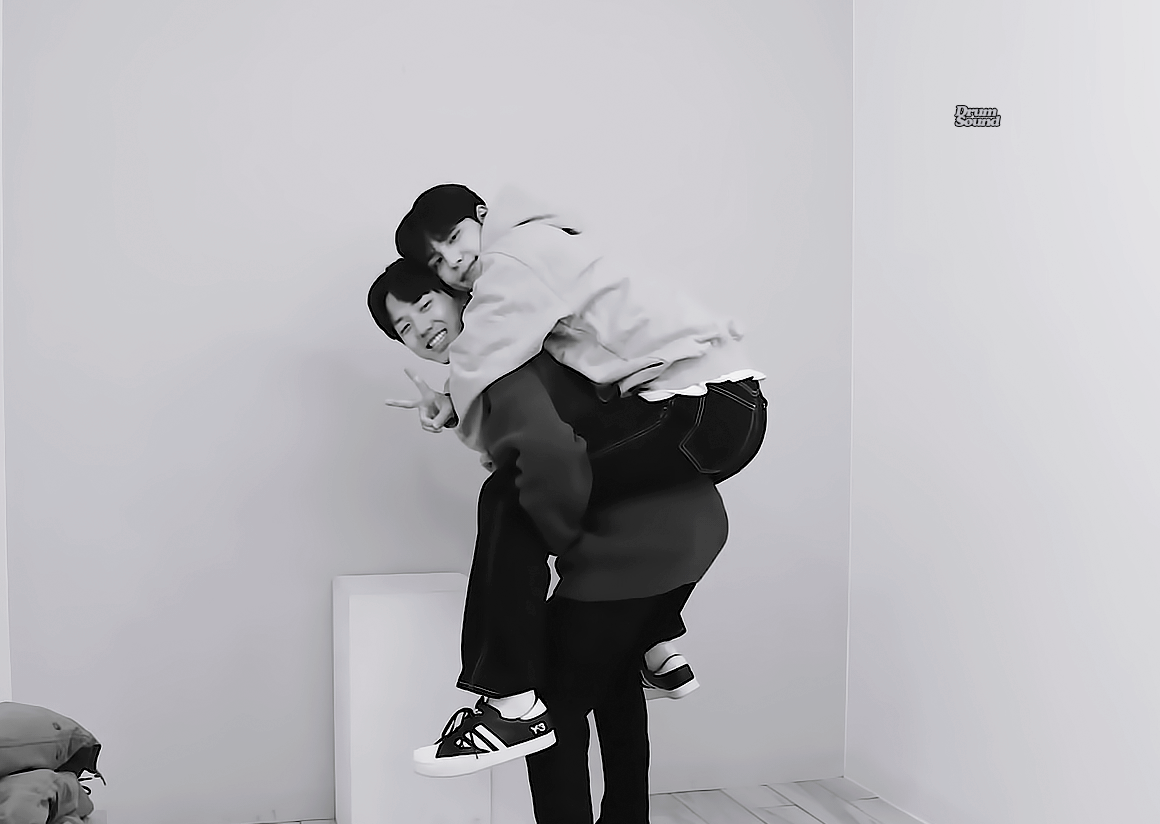 [잡담] 데식 원필이랑 도운 셀프사진관 가서 둘이 사진 찍은 거 개귀여워 | 인스티즈