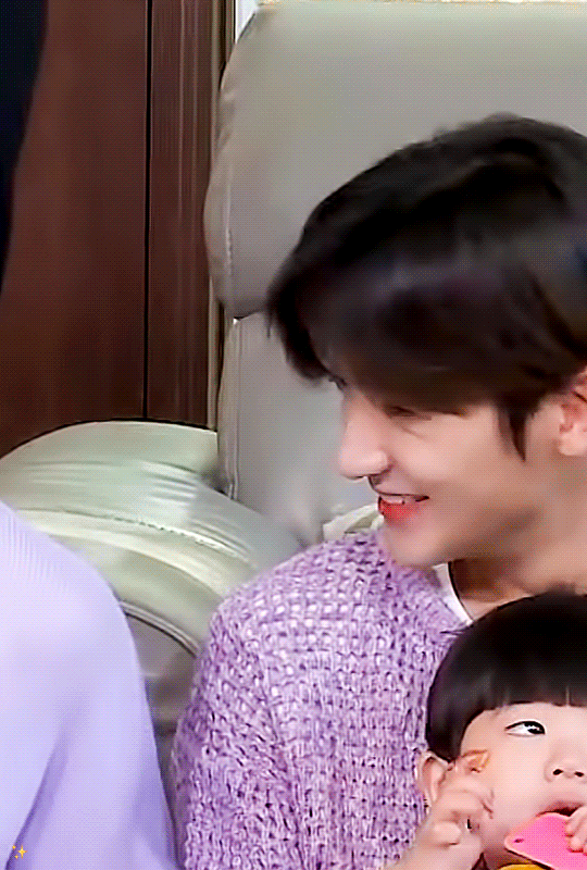 [잡담] 이재현 매번 호탕하게 웃는데 애기 있어서 조용히 웃는거 같아서 설렘 | 인스티즈