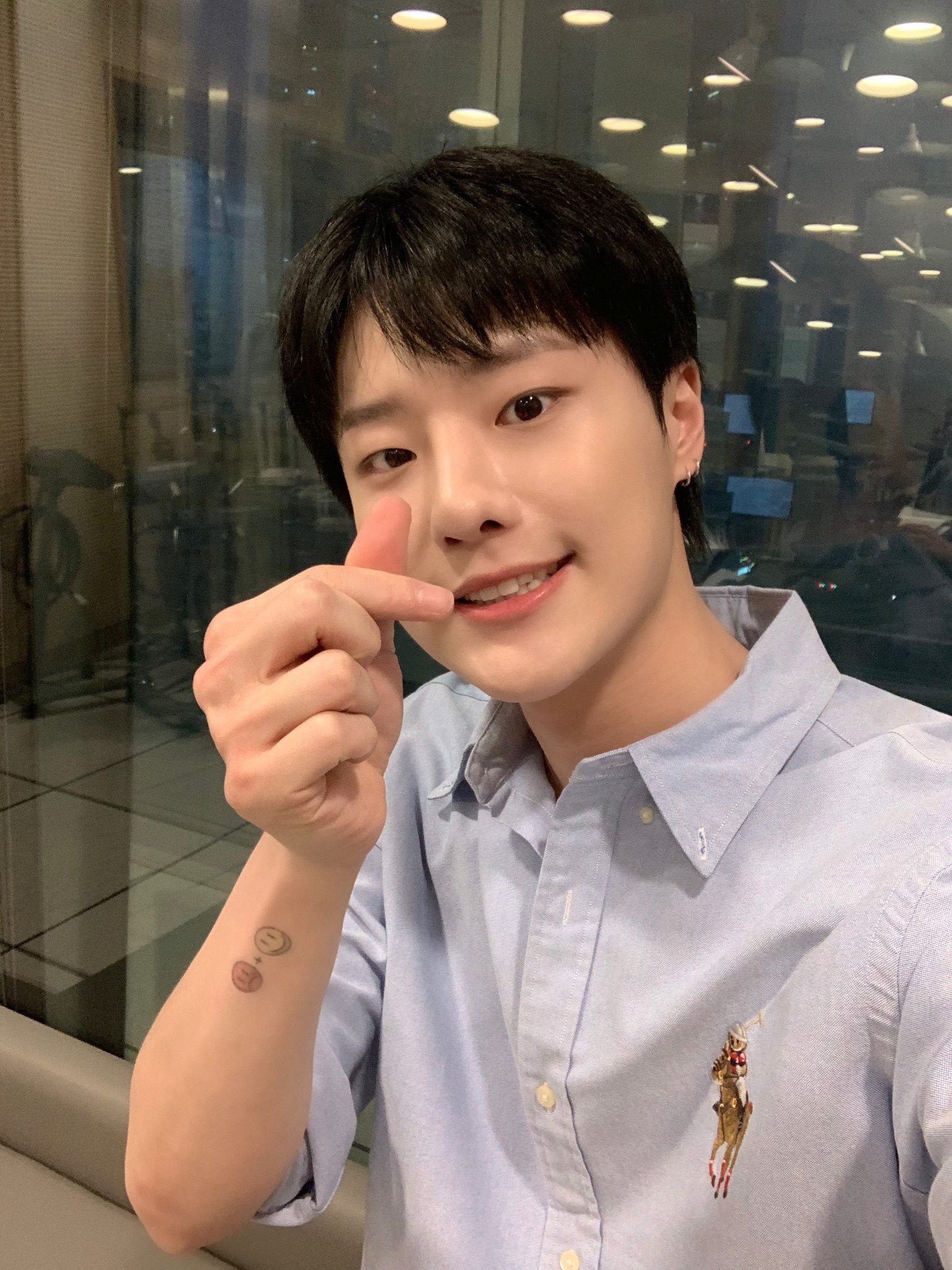 [잡담] 조승연 오늘 셀카 극락이다 흑발에 하늘색 셔츠인데… | 인스티즈