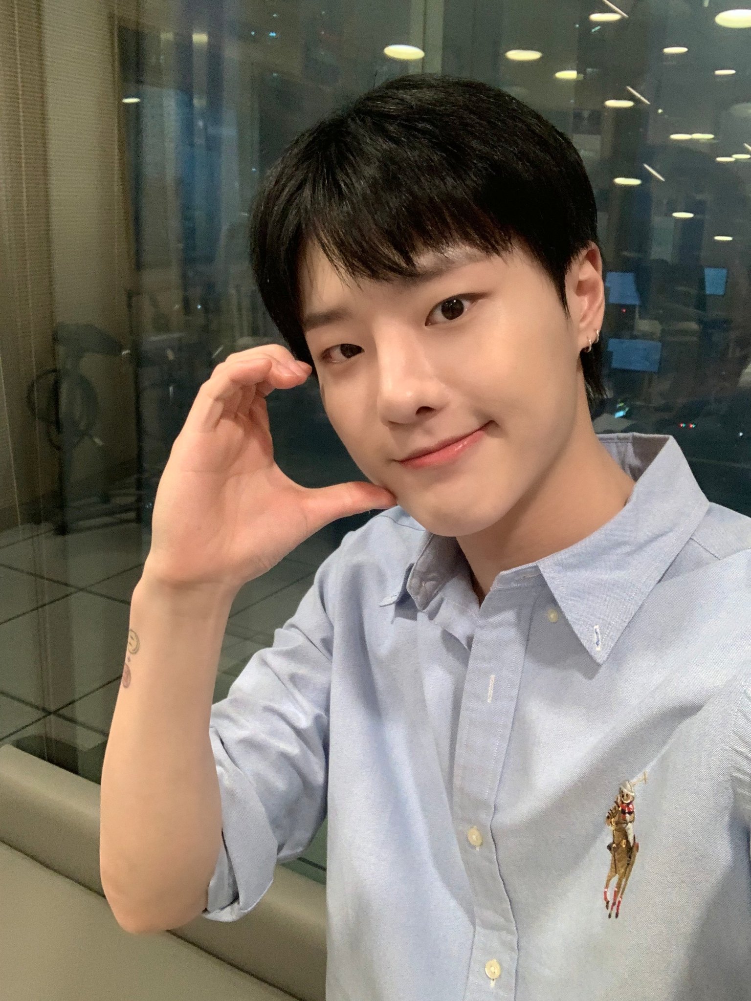 [잡담] 조승연 오늘 셀카 극락이다 흑발에 하늘색 셔츠인데… | 인스티즈