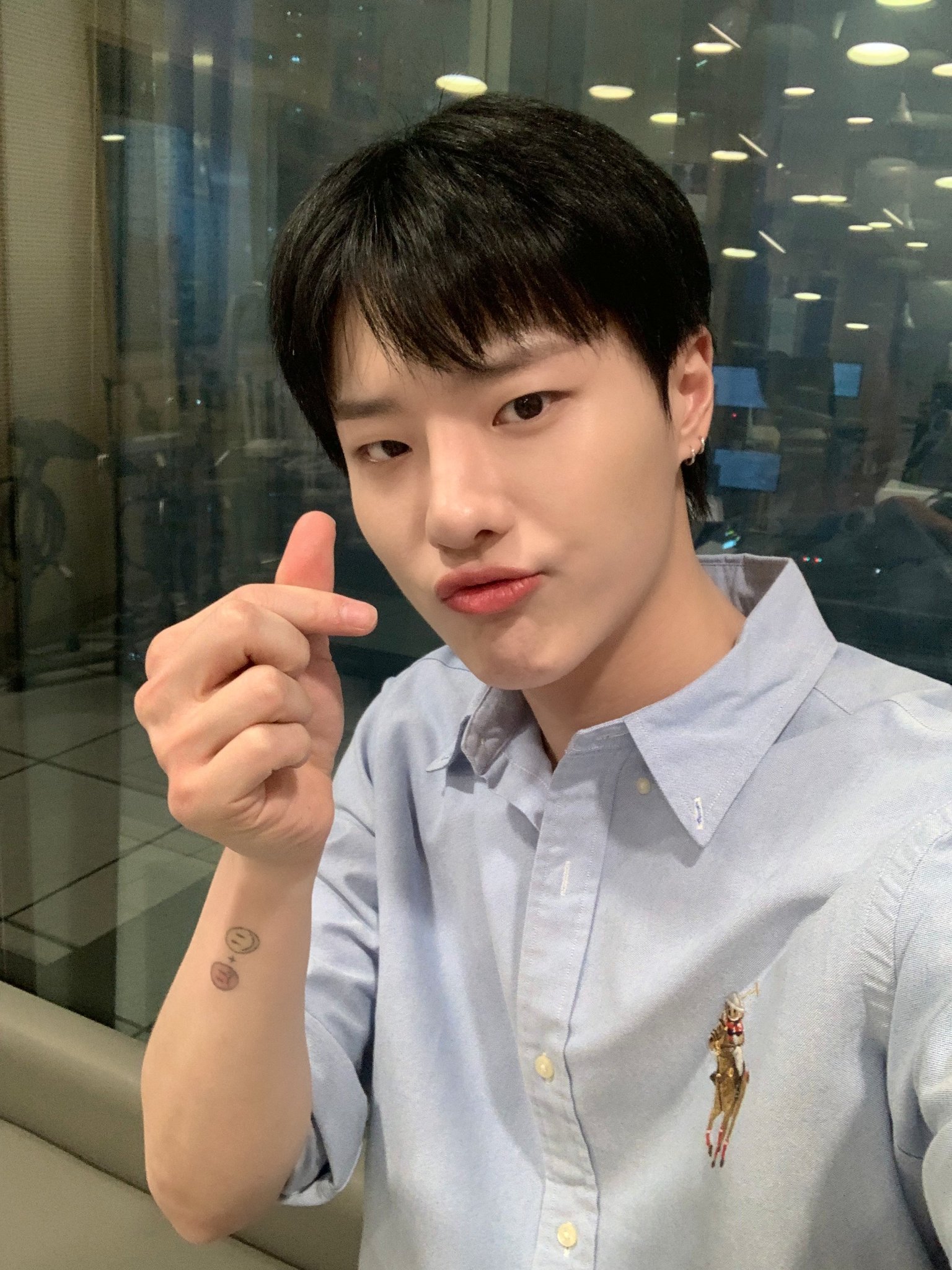 [잡담] 조승연 오늘 셀카 극락이다 흑발에 하늘색 셔츠인데… | 인스티즈