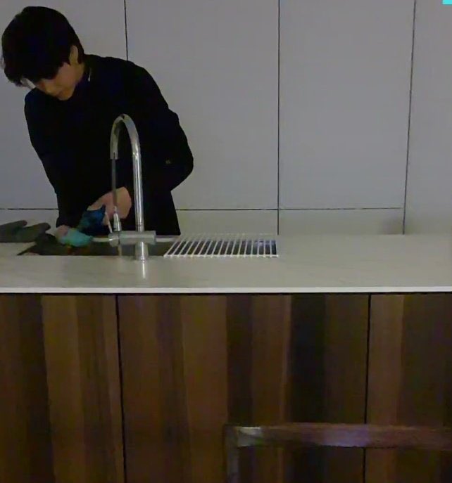 [잡담] 방탄판 브이앱..설거지하는 사람과 자는 사람을 볼 수 있습니다 | 인스티즈