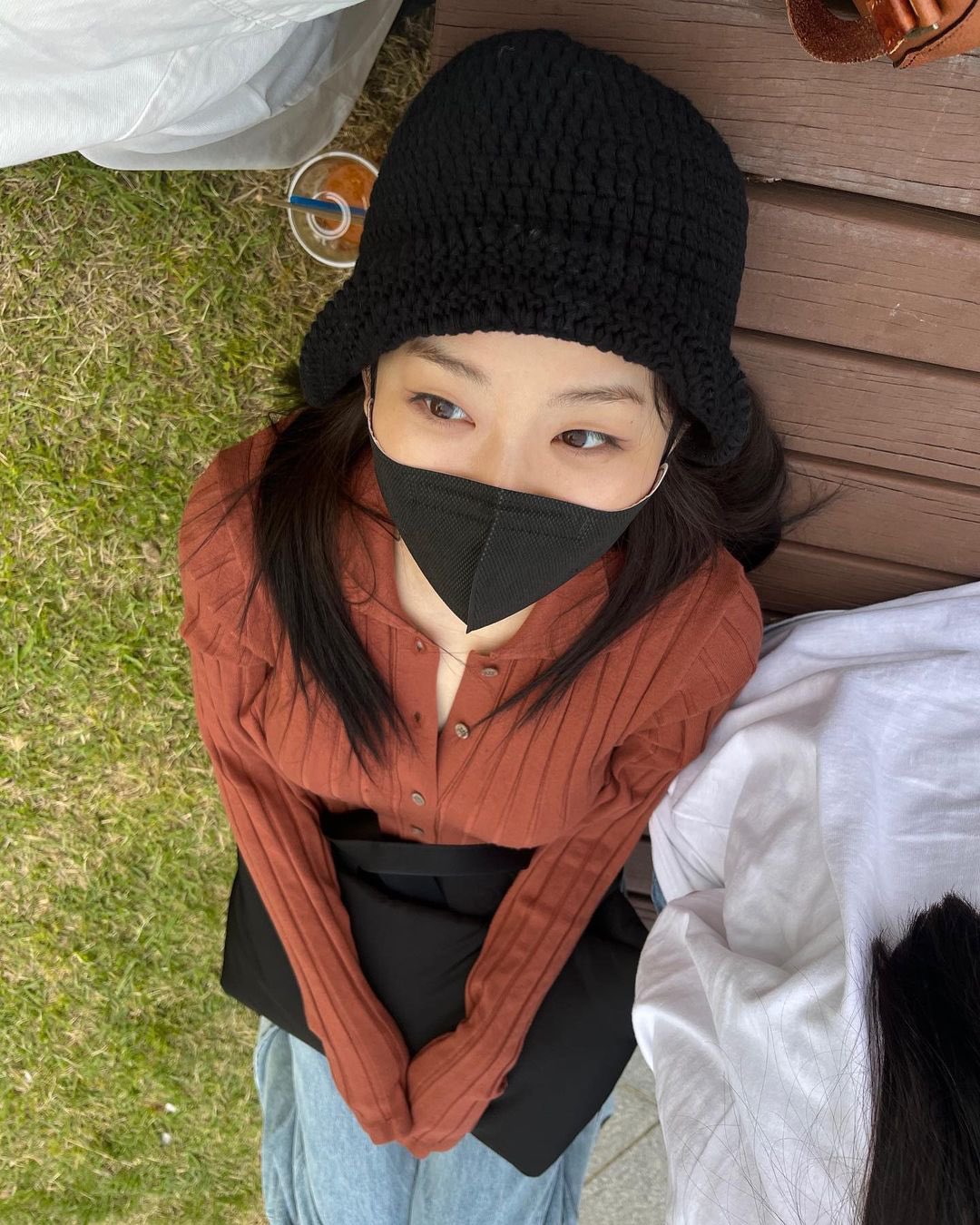 [잡담] 슬기 이 모자 15만원이라 매장 3번 왔다갔다 하면서 고민했대 | 인스티즈