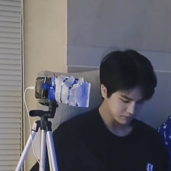 [잡담] 열심히 살자. 6시간 브이앱을해서 폰 과열되서 폰 뒤에 설레임 붙이는 더보이즈처럼 | 인스티즈